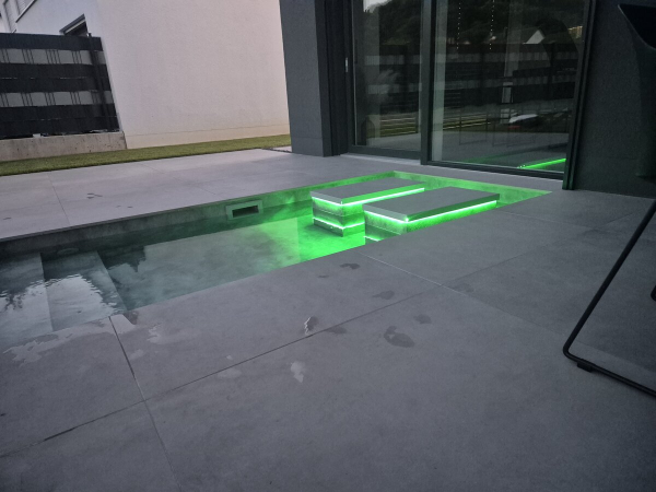 Wasserbecken mit Trittplatten, LED Beleuchtung &amp; Abschlussleisten